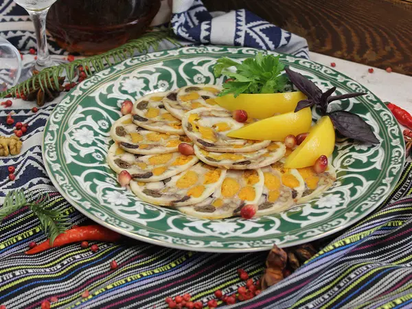 РУЛЕТ ИЗ КУРИЦЫ С СУХОФРУКТАМИ И ГРЕЦКИМ ОРЕХОМ
