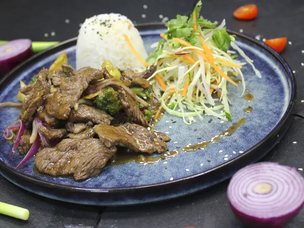 ТЕЛЯТИНА WOK С БРОККОЛИ В УСТРИЧНОМ СОУСЕ