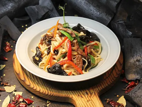 WOK ЛАПША С ТЕЛЯТИНОЙ И ЗЕЛЕНЫМ ЛУКОМ