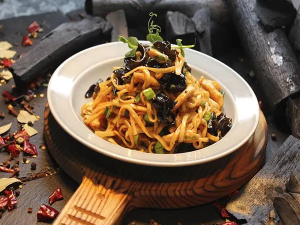WOK ЛАПША C ЦЫПЛЕНКОМ И ДРЕВЕСНЫМИ ГРИБАМИ