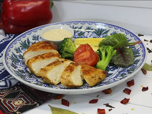 ФИЛЕ ЦЫПЛЕНКА С ОВОЩАМИ И ГОРЧИЧНЫМ СОУСОМ
