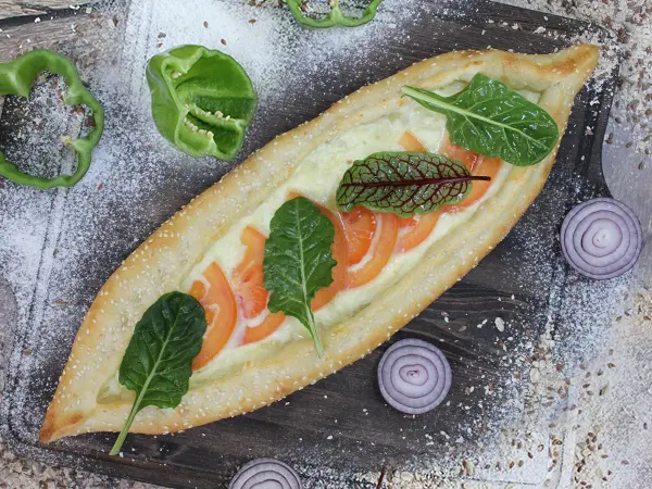 ТУРЕЦКАЯ ПИЦЦА С СЫРОМ И ТОМАТАМИ